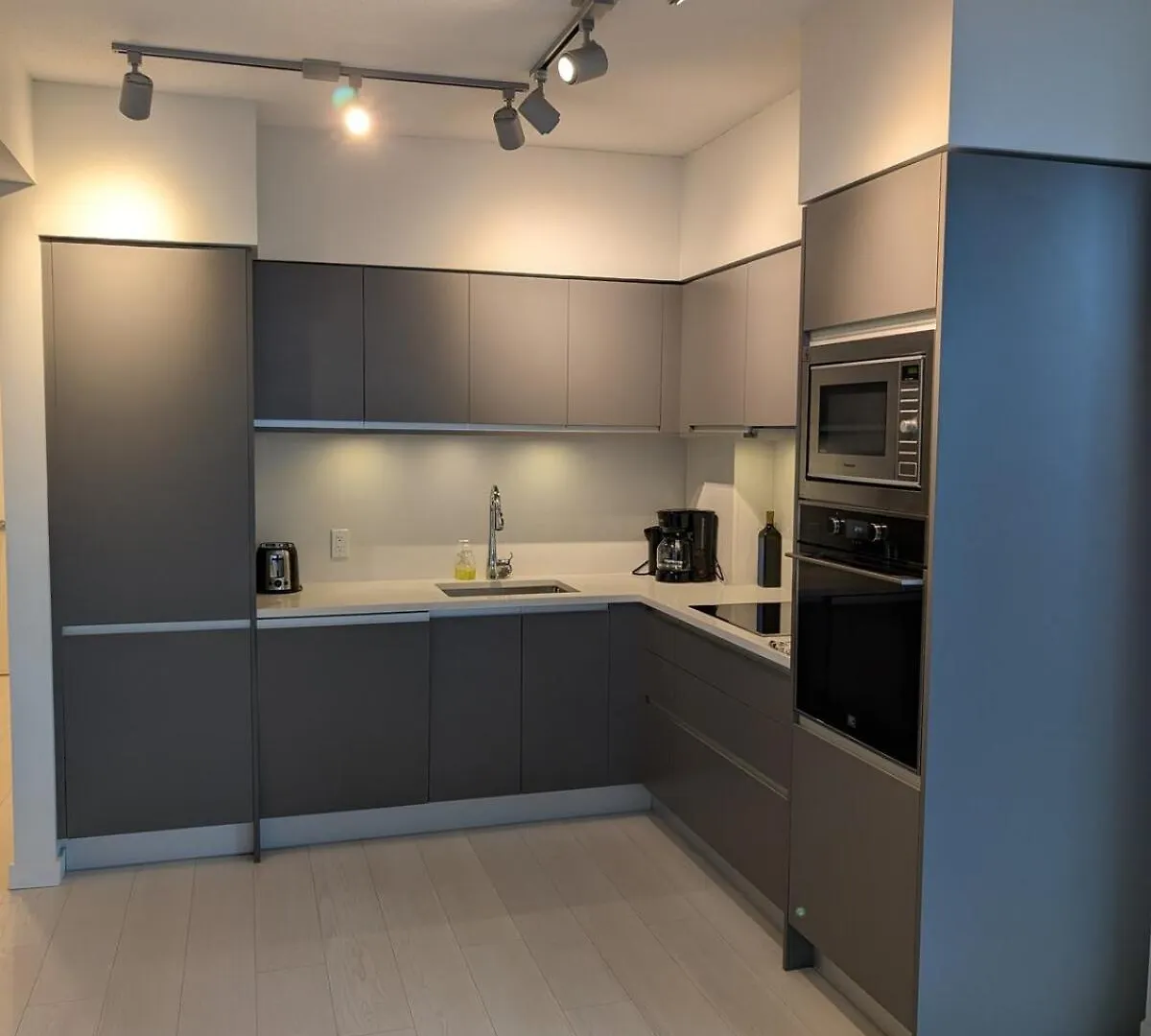 Modern 2 Bedroom Condo With Ac In Olympic Village Vancouver Lägenhet